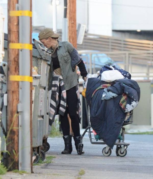 Ünlü model Loni Willison ön dişleri dökük yine çöp toplarken görüntülendi - Resim: 34